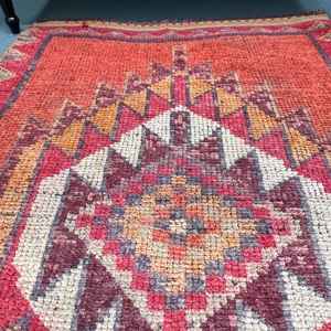 Alfombra Turca de 3.3x12.4 pies, Alfombra Vintage, Alfombra de Lana con Diseño Floral Rojo - Product Image 3