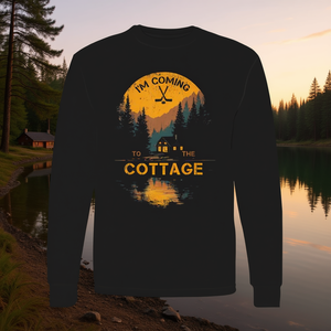 T-shirt a maniche lunghe con grafica astratta unica 'I'm Coming to the Cottage' - Prodotto promozionale - Product Image 3