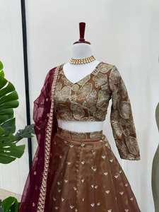 เปิดตัวชุดเลเฮนกาโชลีแบบดั้งเดิมสำหรับงานเทศกาล พร้อมผ้าคลุมไหล่ผ้าตาข่ายลายผีเสื้อ - Product Image 3