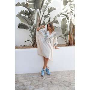 Robe poncho élégante et confortable, conçue pour les femmes qui préfèrent un style décontracté, un style facile et une mode polyvalente au quotidien. - Product Image 4