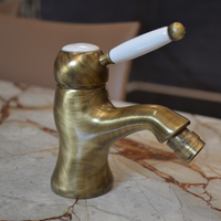 Mitigeur de bidet en laiton de style vintage avec bec pivotant et deux poignées en finition bronze antique fabriqué en Italie