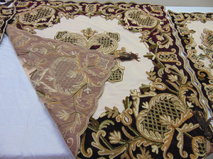 Camino de mesa bordado a mano Crewel, mantelería artesanal India hecha a mano con intrincados diseños florales de lana para una cena elegante - Product Image 2