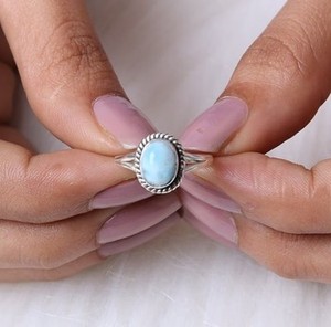 แหวนเงินแท้ 925 ประดับพลอยลาร์ิมาร์แท้จากสาธารณรัฐแคริบเบียน ฝังแบบ Bezel Setting ทำด้วยมือ สำหรับผู้หญิง เหมาะสำหรับงานปาร์ตี้ - Product Image 6