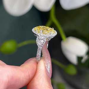Bague à trois pierres avec halo de diamants de laboratoire ovales jaunes fantaisie certifiés IGI, 7,40 carats au total, clarté VVS-VS, avec élégants diamants jaunes et blancs - Product Image 3