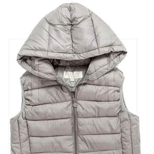 Chaleco acolchado con cremallera y capucha con diseño personalizado Chaleco acolchado de invierno de color sólido para mujer Hecho en Pakistán - Product Image 1