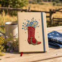 Carnet de notes LABON personnalisé en similicuir crème, motif botte de cowboy brodée, fer à cheval doré, motif « Ne vous oubliez pas », élastique bleu marine et ruban rouge