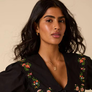 OEM/ODM ชุดเดรสสั้นคอวีของผู้หญิงเดรสโบฮีเมียนปักลายแขนโคมไฟสไตล์วินเทจเซ็กซี่ยาวไซส์ใหญ่พิเศษ - Product Image 1