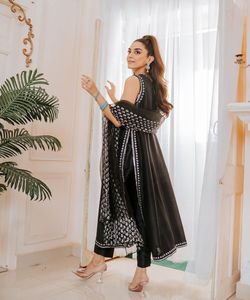 Vêtements africains Boutique Design Gharara Casual Long Off White Fork Style Black Two Piece Three Piece Dupatta Suit - Product Image 1