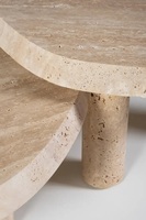 Tables basses gigognes en travertin moderne avec un design incurvé organique, construction artisanale durable pour des espaces de vie élégants