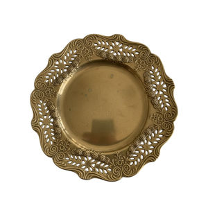 Assiette de service en argent portugais vintage, plateau en métal, bord festonné orné, décoré de motifs de coquillages et de volutes détaillés, en vente - Product Image 4