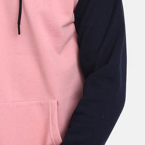 Sudadera con Capucha Raglán Rosa y Negra para Hombre |   Sudadera de Forro Polar de Dos Tonos de Primera Calidad para Ropa Urbana |   Sudadera con Capucha de Estilo Atlético Urbano Moderno - Product Image 3