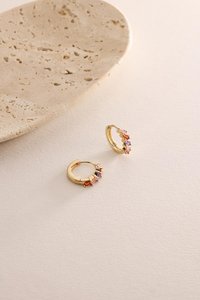 Pendientes Huggie de Piedras Coloridas, Rubí y Amatista, Pendientes Huggie con Pavé de Arcoíris, Plata de Ley 925, Joyería Chapada en Oro de 14K - Product Image 4