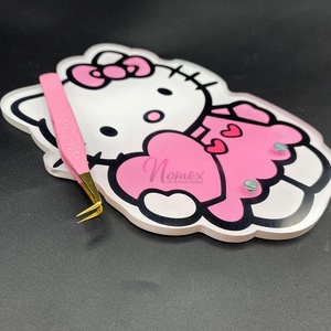 Azulejo de extensión de pestañas Innocent Kitten Holding Pink Heart Acrílico Lash Tile con dos imanes para pinzas Sosteniendo sostenible - Product Image 3