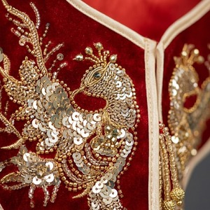Capelet en velours rouge avec broderie de paon doré et franges de perles, style classique personnalisable - Product Image 2