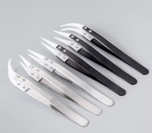 Pince de beauté de haute précision conçue pour les peaux sensibles et l'épilation délicate avec une prise en main douce et sûre. - Product Image 1