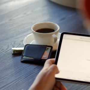 Tarjetero de cuero hecho a mano minimalista, diseño de negocios elegante y delgado para uso diario, múltiples opciones de color para tarjetas de crédito de identificación - Product Image 3