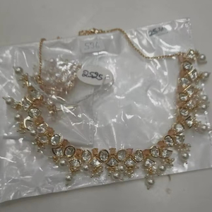 Élégant collier en pierre Kundan en laiton léger avec gouttes de perles pour les mariages et les occasions ethniques Idée cadeau parfaite - Product Image 1