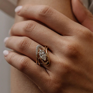 Anillo de compromiso de moissanita con corte Marquesa Art Deco con cesta inferior de piedra de 1,5 quilates, ajuste de seis puntas y banda de ondas para mujer - Product Image 4