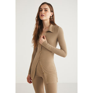 Chemise côtelée ajustée pour femme ETHIQUET Suelan avec col chemise et détails boutonnés - Product Image 2