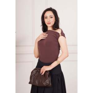 Blusa Elegante con Cuello de Lazo para Mujer LUSTRIN, Tela Cómoda de Poliéster y Elastano, Color Marrón, Disponible en Tallas S, M, L - Product Image 1