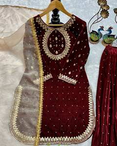 Conjunto de Fiesta de Diseño con Top, Pantalón y Dupatta con Bordado y Trabajo de Moti - Product Image 5