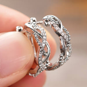 Orecchini a Cerchio Huitan con Cristalli CZ Scintillanti, Design a Spirale in Tono Argento, Eleganti e Raffinati - Product Image 5