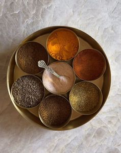 Caja de Especias de Latón Premium para Decoración de Cocina de Lujo, Mejora la Experiencia Culinaria con Artesanía Metálica Atemporal - Product Image 4