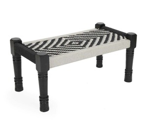 Table d'appoint ronde en métal avec texture martelée et finition antique pour la décoration de pièces d'inspiration éclectique ou bohème - Product Image 1