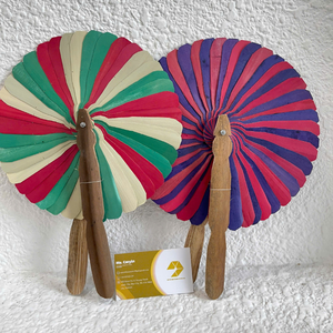 Éventail artisanal écologique en feuilles de palmier avec manche en bambou et tressage en paille pour le rafraîchissement estival, la décoration extérieure et les fêtes - Product Image 4