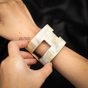 "Best Seller Premium Bracelet en corne de buffle en forme de C laqué noir, gravé avec la lettre H, fabriqué à la main au Vietnam - Product Image 5