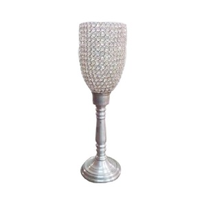 "Grand Bougeoir de Table Vintage en Métal Doré pour Célébrations et Décoration de Salon" - Product Image 6