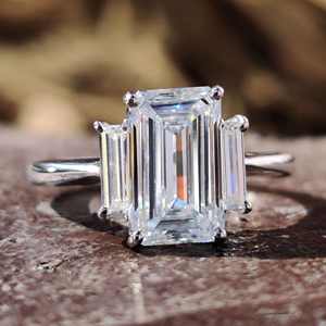 Superbe bague en or 10 carats avec diamants taille émeraude et diamants cultivés en laboratoire pour le mariage et les fiançailles des femmes - Product Image 1
