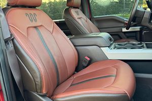 Ford F-350 Super Duty King Ranch 4x4 2020 d'occasion en bon état, 1 propriétaire, moteur V8 turbodiesel 6,7 litres, 4 roues motrices, Rapid Red - Product Image 5