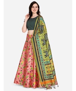 LavisaRajasthani Bridal LachaCholi pour les femmes en blanc avec broderie lourde Chunni - Product Image 3