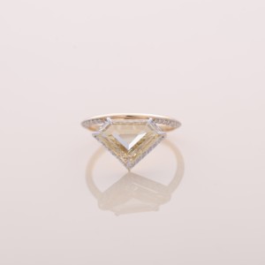 Bague de fiançailles en or rose jaune et blanc 9K avec diamant jaune de laboratoire taille pentagone 3,06 ct, plaqué rhodium, certifiée IGI, halo pavé - Product Image 2
