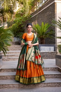 Magnifique Lehenga Choli de mariage en velours jacquard Zari, coupe ample et formelle pour femme - Product Image 6