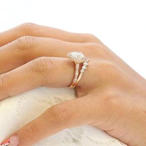 Ensemble de mariage vintage avec halo de diamants de laboratoire certifiés IGI de style moderne, taille poire, VVS, avec bague de fiançailles en or 14 carats pour femmes - Product Image 5