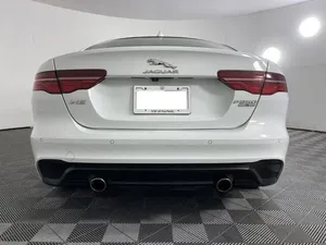 Jaguar XE 2020 impecablemente limpio - Product Image 3