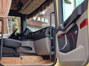 Camion Scania R580 d'occasion 2017, tête de tracteur, cabine supérieure, moteur diesel, unité de traction 6x2 pour le transport logistique |   Prêt à l'exportation - Product Image 4