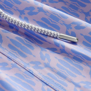 Shorts de bain recyclés pour hommes, bleu clair, motif abstrait, séchage rapide, avec taille élastique et poches à cordon - Product Image 5