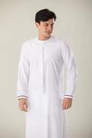 Beyaz Rahat V Yaka Uzun Kollu Bol Kesim Yerlere Kadar Nefes Alabilen Thobe Göğüs Cepli Erkek Yazlık Polyester Şalvar Kameez Yeni