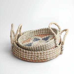 Plateau d'épices de légumes de fruits secs tissés à la main plateaux de décoration de cuisine de bureau en jonc de mer fabriqués au Vietnam - Product Image 1