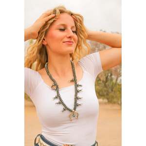 Collier Squash Blossom en turquoise Kingman et argent sterling Richard Yazza, motif et forme de épingle, idéal pour toutes les occasions - Product Image 1