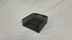 Porte-serviettes carré fait main moderne avec bras lesté en fer noir pour la maison et les restaurants - Product Image 4