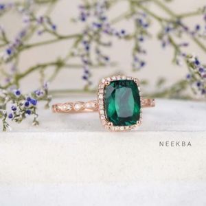 Bague de coussin allongée de couleur verte fabriquée à la main en argent sterling 925 Bague de fiançailles en forme de coussin en émeraude cultivée en laboratoire - Product Image 1