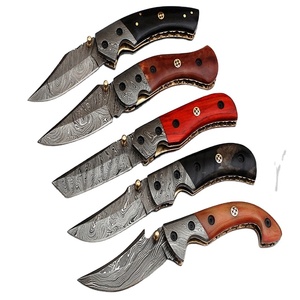 มีดพับเหล็กดามัสกัสทำมือแบบกำหนดเอง รุ่น Mix Lot 5 พร้อมด้ามไม้และปลอกหนัง (ตัวเลือก OEM Smk1235) - Product Image 1