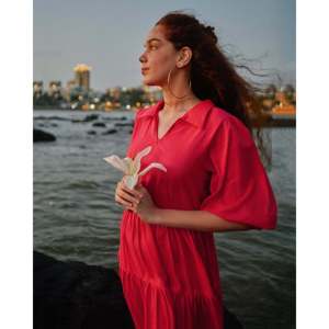 Robe Élégante Femme Dahlia, Décontractée pour Fête, Design ODM avec Manches Bouffantes, Taille Empire XS, Col Carré Respirant, MOQ 2 pièces - Product Image 1