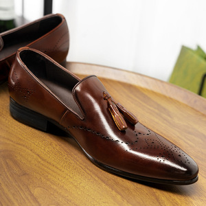 Nouvelles chaussures habillées pour hommes, design à pampilles, bout pointu, en cuir, style britannique, chaussures élégantes pour hommes. - Product Image 1