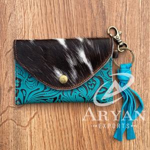 2024กระเป๋าสตางค์หนังวัวลายดอกไม้แบบนูนสไตล์ตะวันตกดีไซน์ใหม่พร้อมพวงกุญแจสำหรับผู้หญิง - Product Image 1