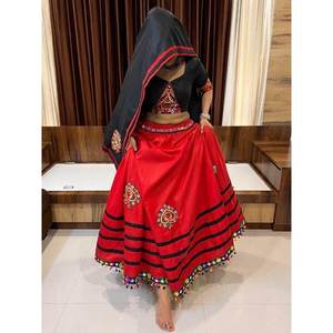 Magnifique ensemble de vêtements pour femmes en coton rouge avec travail Gamthi, Lehenga Choli et Dupatta - Product Image 2